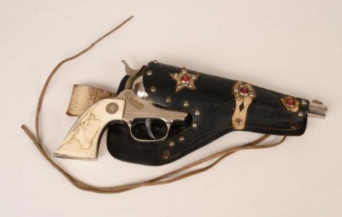 6-pistol_and_holster_1999.78.1_sohs_toys_3327.jpg
